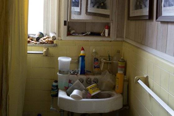 어지럽게 방치된 화장실 모습. 한번도 사용하지 않은 크리스마스 전등 꾸러미도 나왔다. [사진 뉴욕타임스]