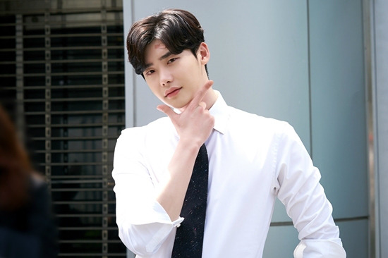 '당신이 잠든 사이에' 이종석 비하인드 컷 (사진=YG엔터테인먼트 제공)