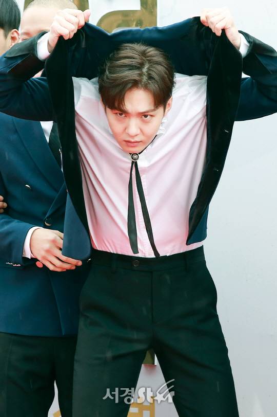 비투비 이창섭이 1일 오후 서울 구로구 고척스카이돔에서 열린 ‘2017 코리아 뮤직 페스티벌’ 포토월 행사에 참석해 포즈를 취하고 있다.