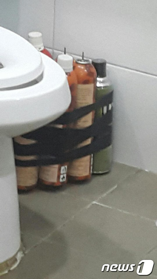 (부산·경남=뉴스1) 강대한 기자 = 고속도로 휴게소에서 플라스틱 탄환(BB탄)총에 사용되는 가스통을 묶어 만든 폭발물과 협박 메시지를 적어 놓아 둔 남성이 경찰에 붙잡혔다. 사진은 남성이 제작한 폭발물.(경남경찰청제공)2017.10.7/뉴스1© News1