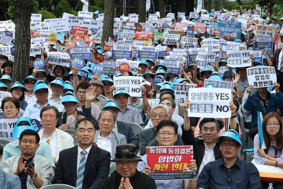 8월 16일 오전 서울 여의도 국회 인근에서 동성애·동성혼 반대 국민연합 회원들이 "국회 개헌특위에서 현행헌법에 명시된 '양성평등'을 '성평등'으로 바꾸려는 것은 동성애와 동성혼을 합법화하는 것"이라며 개헌에 반대하는 집회를 하고 있다. [연합뉴스]