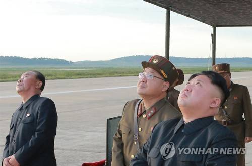 (평양 조선중앙통신=연합뉴스) 북한 김정은 노동당 위원장이 중장거리탄도미사일(IRBM)인 화성-12형 발사 훈련을 현지 지도했다고 지난달 16일 조선중앙통신이 보도했다.  [국내에서만 사용가능. 재배포 금지. For Use only in the Republic of Korea. No Redistribution]