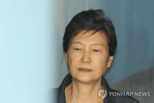 박근혜 전 대통령이 지난달 29일 속행공판이 열린 서울 서초구 중앙지법으로 들어서는 모습. [연합뉴스 자료사진]