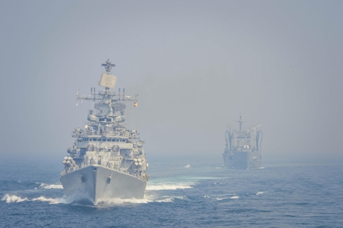 6일 오후 인도 뭄바이 서쪽 인도양 해상에서 인도 해군 구축함 마이소르함(왼쪽)과 한국 해군 순항훈련전단 군수지원함 화천함이 함께 기동하고 있다.[해군 순항훈련전단 제공=연합뉴스]