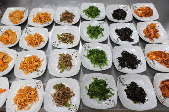 수제비 없이도 밥 한 공기 비울 수 있을 정도로 훌륭한 밑반찬들.