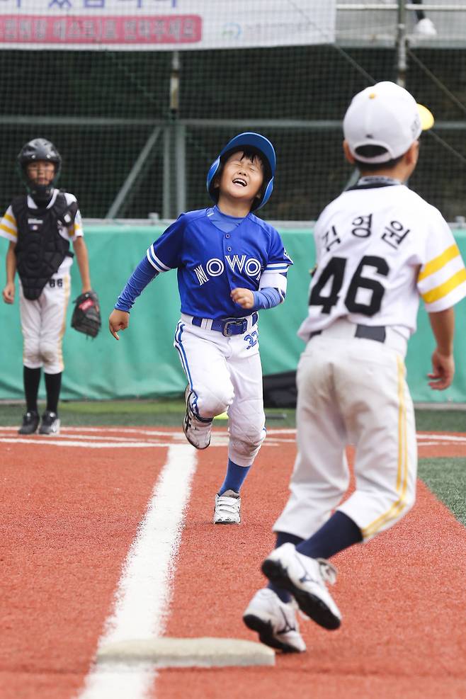 노원구 1번타자 이민서 선수가 1루 베이스를 향해 전력질주를 하고 있다. 이 선수의 표정에서 안타인지 땅볼인지 알 수 있다. 김경록 기자