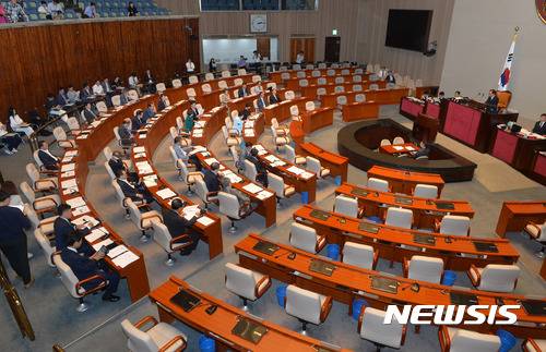 【서울=뉴시스】배훈식 기자 = 19일 오후 서울 여의도 국회 제2회의장에서 제19대 대통령 선거로 중단됐던 헌법개정특별위원회가 두 달여 만에 이주영 위원장 주재로 전체회의가 열리고 있다. 2017.06.19. dahora83@newsis.com