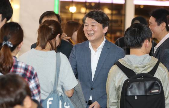 국민의당 안철수 대표가 8일 오후 서울 서초구 반포동 센트럴시티터미널 호남선에서 시민들과 인사하고 있다. [연합뉴스]