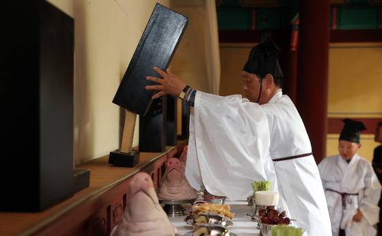 사육신 순의(殉義) 561주년 추모제향이 9일 서울 노량진 사육신 공원에서 열렸다. 전통복장을 한 관계자가 위패함을 열고 있다. 강정현 기자