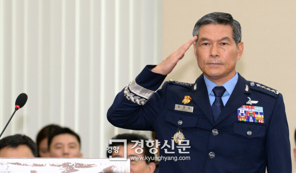 정경두 합참의장(현역 군 서열 1위)이 후보자 시절 국회 국방위원회 인사청문회에서 거수경례를 하고 있다./권호욱 선임기자