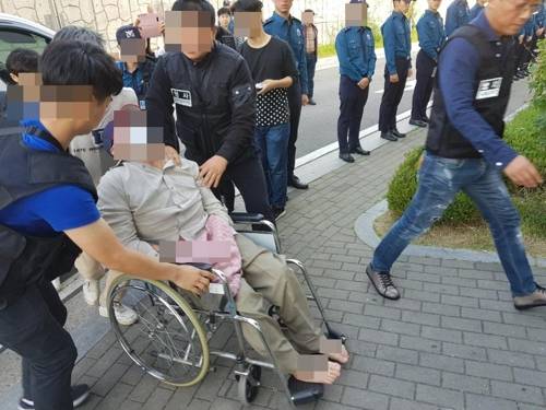 ‘어금니아빠’ 30대 피의자 경찰 조사 - 중학생인 딸의 친구를 살해하고 야산에 유기한 혐의를 받는 이모(35)씨가 8일 오전 9시 20분께 서울 중랑경찰서에 도착했다. 경찰은 이씨를 병원에서 데려와 휠체어에 태운 채 조사실로 들어가고 있다. 2017.10.8 연합뉴스