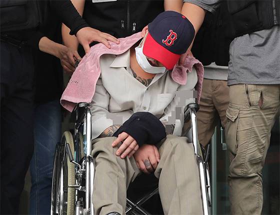 중학생 딸의 친구를 살해한 뒤 강원도 영월의 야산에 유기한 혐의를 받는 이모씨가 8일 영장실질심사를 받기 위해 서울 중랑경찰서를 나서고 있다. 이씨는 과거 희귀난치병 유전성 거대백악종을 앓고 있는 안타까운 사연의 주인공으로 알려진 바 있다. [연합뉴스]