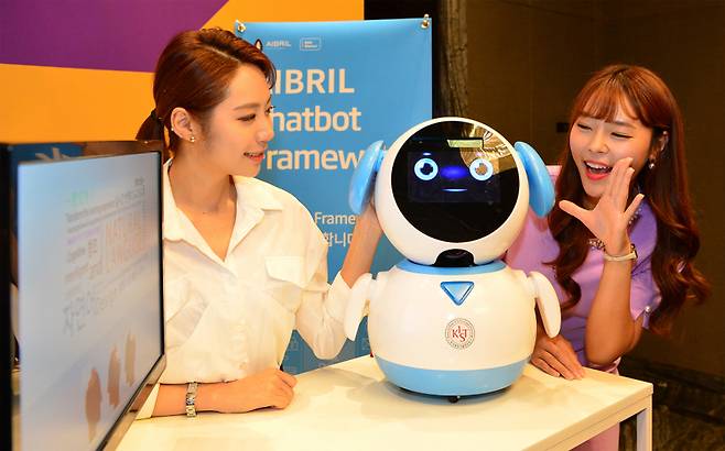 IBM과 SK주식회사 C&C가 왓슨 한국어 기술을 탑재한 한국과학기술원(KIST) 개발 로봇을 선보이고 있다. [사진제공 = SK주식회사 C&C]
