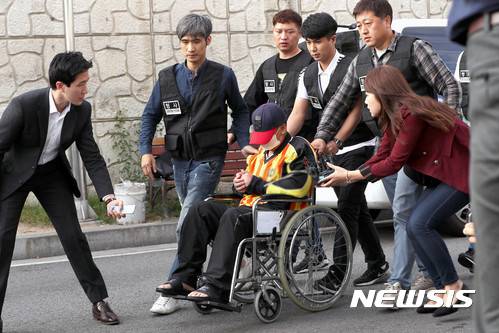 【서울=뉴시스】김선웅 기자 = 딸의 친구를 살해하고 시신을 유기한 혐의를 받고 있는 이 모(35)씨가 경찰 조사를 받기 위해 9일 오후 서울 중랑구 중랑경찰서로 출석하고 있다.  이 씨는 10여 년 전부터 딸과 함께 얼굴 전체에 종양이 자라는 '거대 백악종'을 앓아 언론에 소개됐다. 몇 차례의 얼굴 수술로 치아 중 어금니만 남아 '어금니 아빠'로 불렸다. 2017.10.09. mangusta@newsis.com