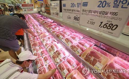 (서울=연합뉴스) 2016년 7월 롯데마트 서울역점에서 시민들이 삼겹살을 고르는 모습. [연합뉴스 자료사진]