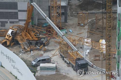 (의정부=연합뉴스) 이희열 기자 = 10일 오후 경기도 의정부시 낙양동의 한 아파트 공사 현장에서 철거작업 중이던 타워크레인이 쓰러져 근로자 3명이 숨지고 2명이 부상했다. 2017.10.10 joy@yna.co.kr