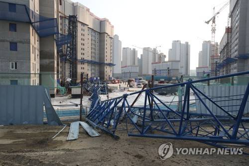 (남양주=연합뉴스) 임병식 기자 = 22일 오후 경기도 남양주시 다산신도시 공사현장에서 타워크레인이 쓰러져 있다. 이 사고로 2명이 숨지고 3명이 크게 다쳤다. 2017.5.22 andphotodo@yna.co.kr