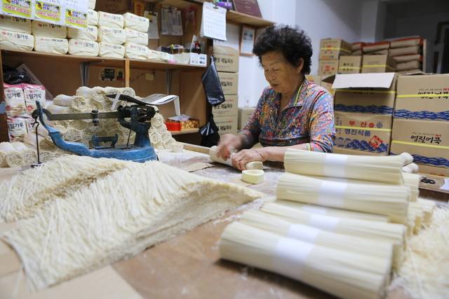 50년째 전통 방식으로 국수를 만들어 온 포항 구룡포 제일국수공장의 이순화(79)씨.