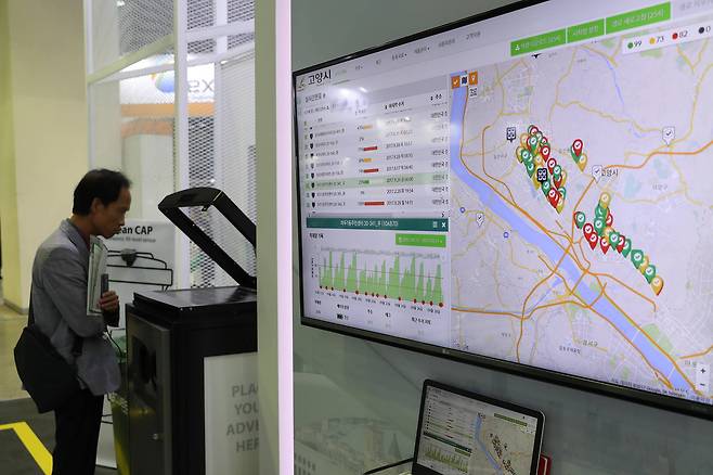 실시간 쓰레기 적재현황 모니터링이 가능한 스마트 쓰레기 수거관리 시스템. 수거가 필요한 지역이 표기되어 작업시간을 단축할 수 있다. 우상조 기자