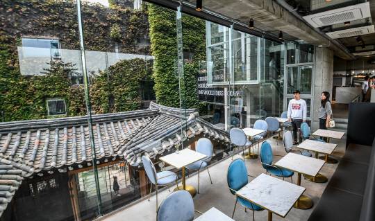 아라리오뮤지엄 인 스페이스의 통유리 건물을 통해 보이는 벽돌건물(공간의 구사옥)과 한옥./송은석기자