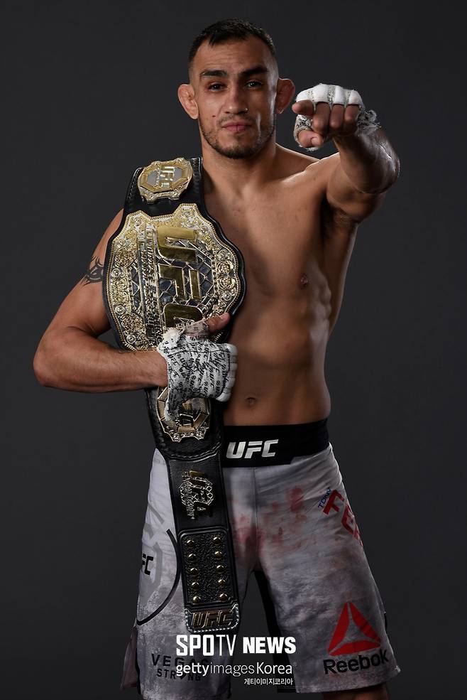 ▲ 토니 퍼거슨은 코너 맥그리거를 외통수로 몰아간다.