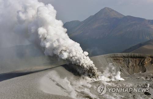 (미야자키 교도=연합뉴스)  일본 남서부 미야자키(宮崎)현과 가고시마(鹿兒島)현 경계에 있는 신모에다케(新燃岳) 화산이 11일 분화해 화산연기를 내뿜고 있다. 이 화산이 분화한 것은 2011년 9월 이후 6년만이다.       2017.10.11     choinal@yna.co.kr