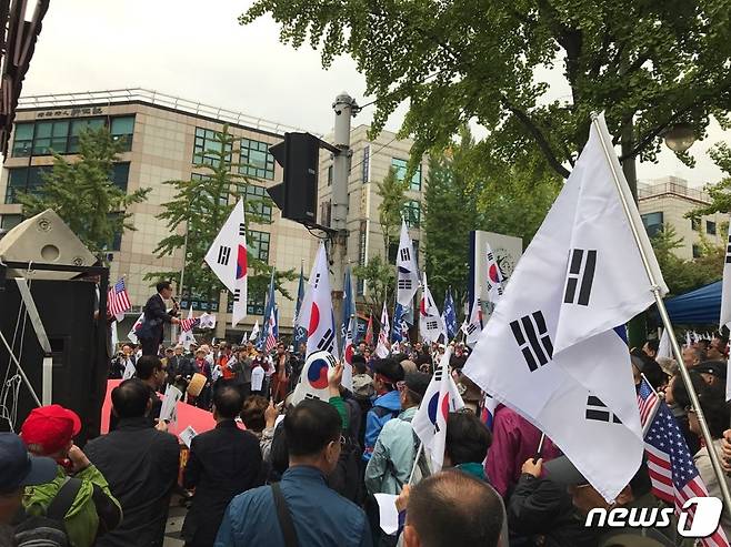 박근혜 전 대통령 지지자들이 12일 서울 서초동 중앙지법 앞에서 태극기 집회를 열고 박 전 대통령의 무죄와 석방을 주장하고 있다. © News1