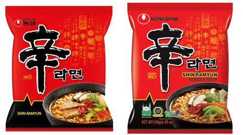 둘 다 신라면이지만 둘은 서로 다른 제품입니다. 다른 점은 무엇일까요. 왼쪽 사진엔 버섯, 파 등에 고기가 얹혀 있는 반면, 오른쪽에는 고기가 없습니다. 오른쪽 그림에는 여러 종류의 인증 마크가 있습니다. 바로 할랄(halal) 인증을 받은 제품입니다.