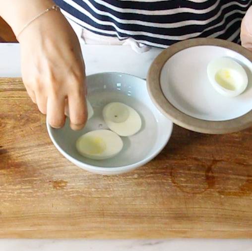속을 파낸 흰자를 찬 물에 담가 놓는다.