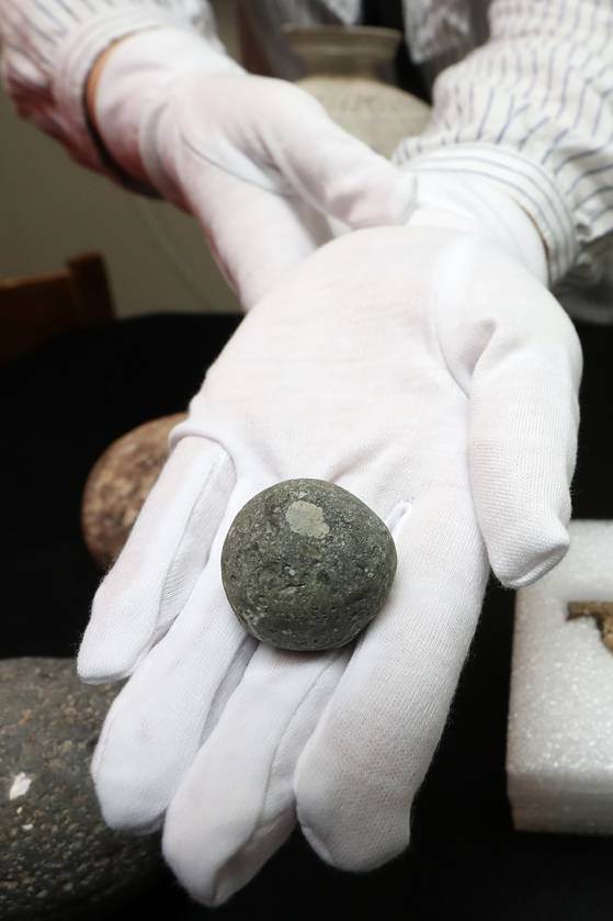 국립해양문화재연구소 관계자가 조란탄을 손에 들고 있다. [연합뉴스]