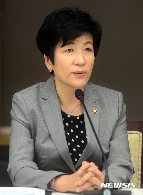 【서울=뉴시스】조성봉 기자 = 김영주 고용노동부 장관이 5일 오후 서울 중구 대한상공회의소 챔버라운지에서 열린 대한상의 간담회에서 모두 발언을 하고 있다.  2017.09.05.suncho21@newsis.com