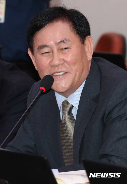 【서울=뉴시스】배훈식 기자 = 2017년도 국정감사가 시작된 12일 오후 서울 여의도 국회 외교통일위원회 회의실에서 열린 외교부 국감에 참석한 최경환 자유한국당 의원이 웃으며 강경화 장관에게 질의하고 있다. 2017.10.12. dahora83@newsis.com