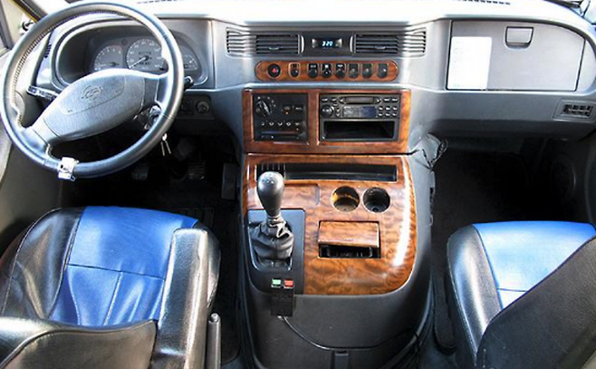 운전석과 조수석 사이에 툭 튀어나온 엔진룸 (이미지 : 내사랑 중고차)