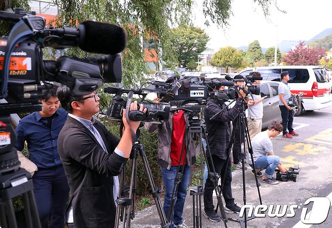 '어금니아빠' 이모(35)씨의 아내를 8년 간 성폭행 한 혐의로 경찰의 소환 요구를 받은 의붓아버지 A씨(60)의 소환조사를 담기 위해 몰려있는 취재진. (뉴스1 DB) © News1