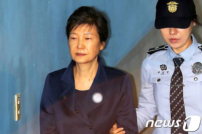 박근혜 전 대통령이 13일 서울중앙지방법원에서 열린 '592억 뇌물' 등 관련 공판에 출석하고 있다. © News1 민경석 기자