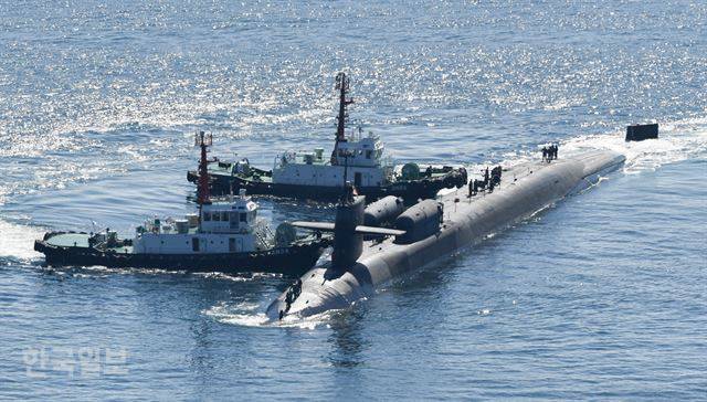 [저작권 한국일보] 미국의 핵추진 잠수함 미시간(SSGN-727)함이 13일 오전 해군작전사령부 부산기지에 입항하고 있다. 길이 170.6 , 폭 12.8 , 배수량 1만9,000톤으로 세계 최대 규모인 이 잠수함에는 사거리 2,000㎞가 넘는 토마호크 미사일 150여발이 실려 있다. 부산=전혜원 기자