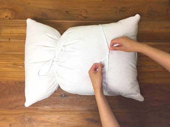 솜이나 거위털을 충전재로 사용한 베개는 끈으로 묶어 세탁하면 뭉치거나 쏠리지 않는다.