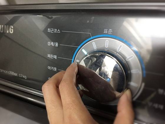베개에 때가 많이 탔더라도 욕심내서 강력 세탁 코스를 선택하는 것은 금물이다. 뒤틀어지거나 충전재가 손상될 수 있으니 반드시 '섬세' 혹은 '울' 코스를 선택한다.