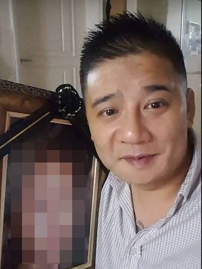 여중생 딸 친구를 살해·시신 유기한 혐의를 받는 피의자 '어금니 아빠' 이영학씨가 유튜브에 올린 영상. 아내의 영정사진을 들고 노래를 부르고 있다.