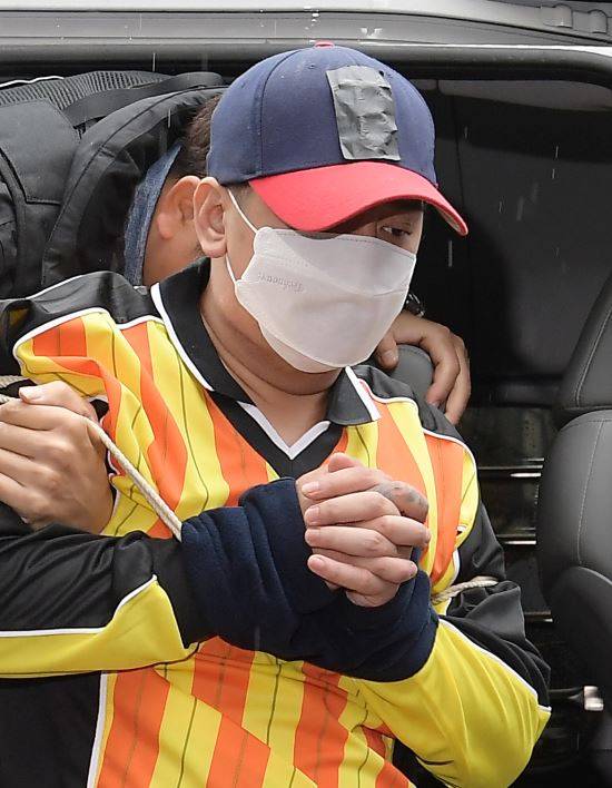 여중생 딸 친구 살해·시신 유기 사건의 피의자 '어금니 아빠' 이영학씨가 11일 오전 현장검증을 위해 서울 중랑구 사건현장으로 들어가고 있다. 서영희 기자