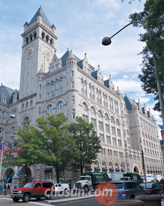 트럼프 호텔 외부 모습. 우체국이었던 건물을 트럼프가 개·보수해 재탄생시켰다. / 강인선 워싱턴 지국장