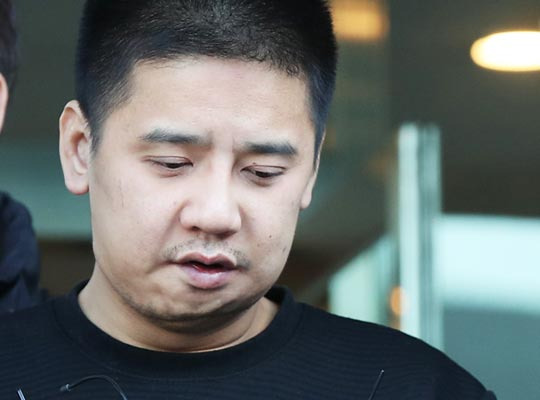 딸(14)의 친구를 성추행, 살해한 혐의를 받는 이영학이 13일 오전 검찰로 송치되기 전 서울 중랑경찰서 현관 앞에서 취재진의 질문에 답하고 있다. 전날 경찰의 신상정보 공개 방침에 따라 그는 얼굴을 가리지 않고 포토라인에 섰다. /연합뉴스