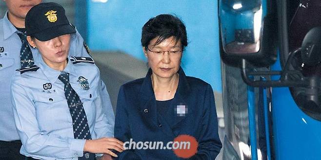 박근혜 전 대통령이 13일 오후 서울 서초구 서울중앙지법에서 재판을 마치고 호송차로 이동하고 있다. 평소와 달리 안경을 착용한 모습이다. 박 전 대통령은 그동안 재판정 안에서만 안경을 썼다. 재판부는 16일 밤 구속기간이 끝나는 박 전 대통령에 대해 이날 추가 구속 영장을 발부했다. /고운호 기자
