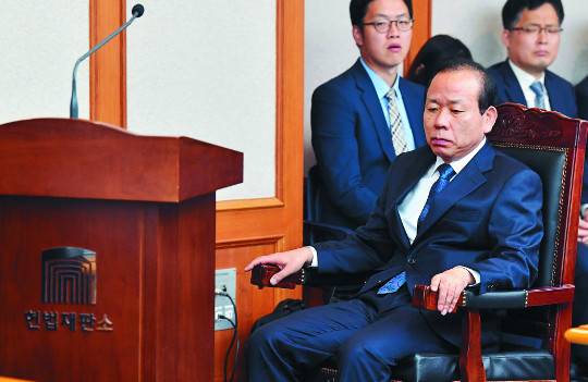 김이수 헌법재판소장 권한대행이 13일 서울 종로구 헌재에서 열린 국회 법사위 국정감사에서 마이크를 잡지 못하고 자리에 앉아 있다. 야당 의원들이 국회 동의를 받지 못한 김 대행의 업무보고를 거부해 국감이 중단됐다. 이병주 기자