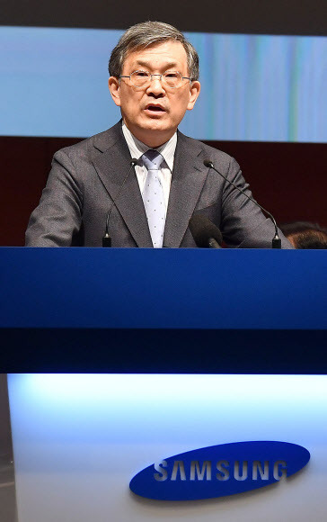 권오현 삼성전자 부회장이 지난 3월 서울 서초사옥에서 열린 삼성전자 주총에서 인사말을 하는 모습. 삼성전자는 13일 권 부회장이 경영 일선에서 자진 퇴진을 선언했다고 밝혔다.연합뉴스