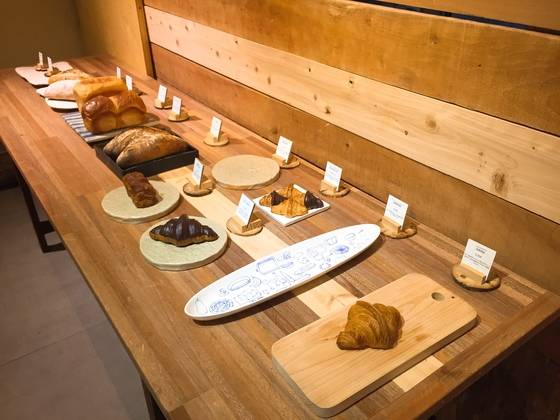 '오헨'의 내부. 빵 종류별로 한 개씩만 내놓고 주문하면 안에서 꺼내준다. 진열 테이블과 나무벽은 모두 사장 이준석씨가 직접 나무를 깎아 만들었다. 윤경희 기자