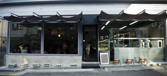 한남동 디저트 카페 '옹느세자메'. 간판이 없어 못찾고 그냥 지나치는 손님이 많다. [중앙포토]