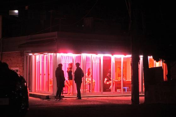 집창촌인 전북 전주시 서노송동 선미촌에서 성매매 여성들이 호객하는 모습. [사진 전주시]