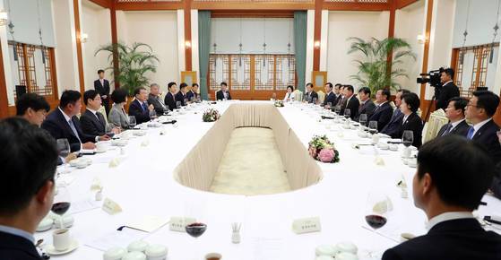 문재인 대통령이 지난 13일 청와대 본관 충무실에서 추미애 대표를 비롯한 더불어민주당 지도부 인사와 시도당 위원장을 초청해 벌인 만찬 당시 모습. [연합뉴스]