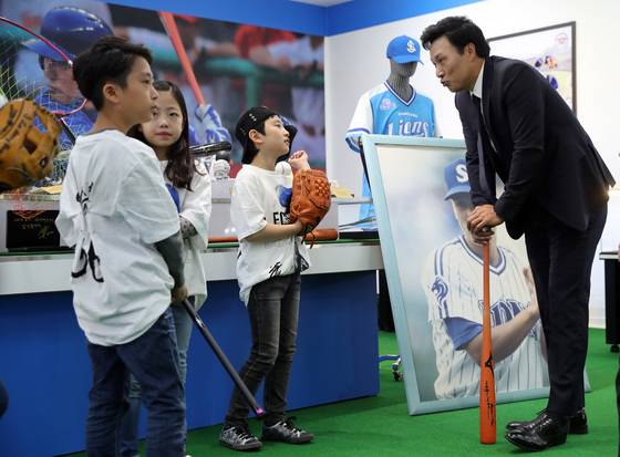 이승엽 선수가 어린이 팬들과 이야기를 나누고 있다. 박종근 기자